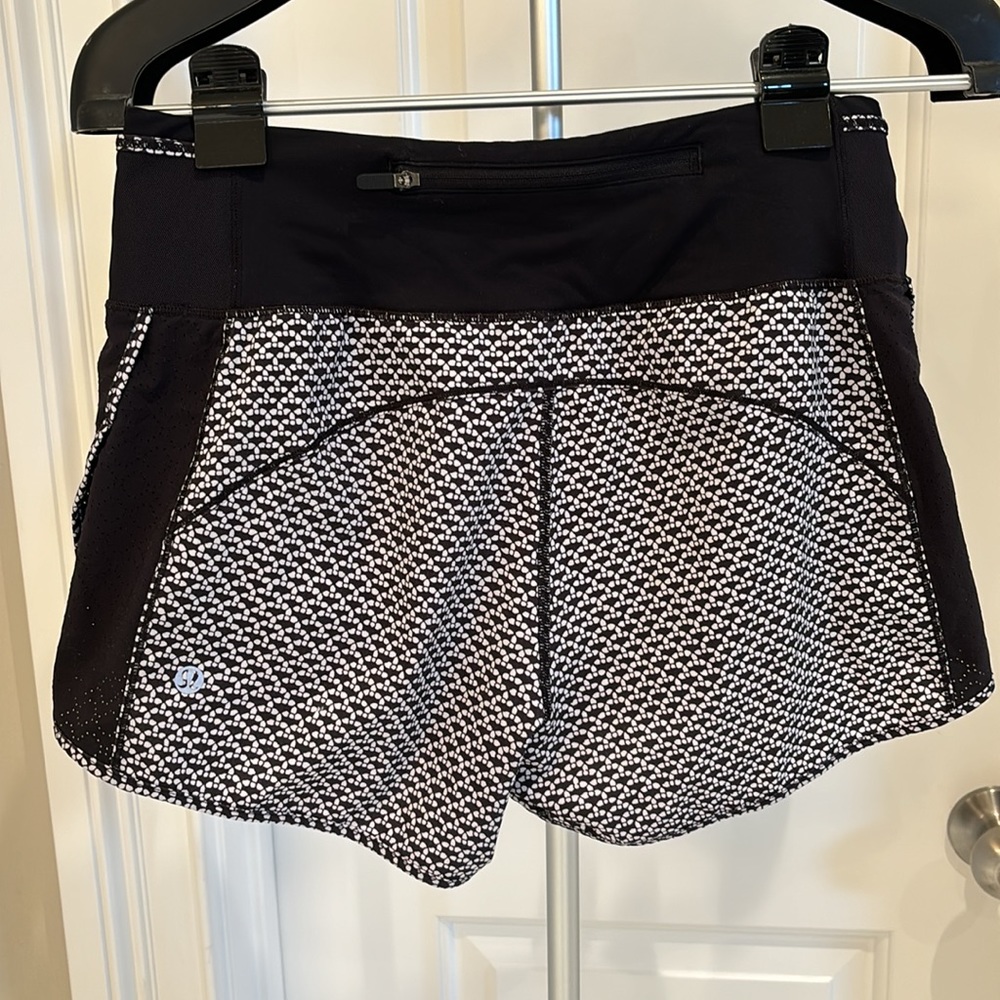 Lululemon. Speed up high rise lined shorts 2.5”. Black and white - Picture 2 of 4